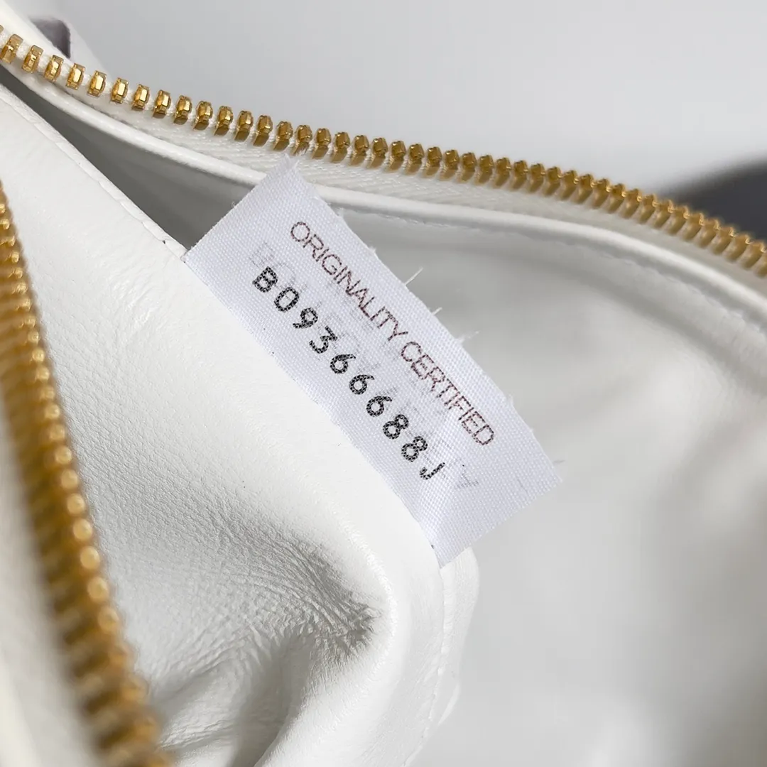 Batch 1360 It is predicted that BV Bottega’s lunch bag will be popular again this year. The entire bag is made of top nappa lambskin, which is very soft and lightweight. It also uses the intrecciato weaving process that the two founders spent several months developing from the beginning of the brand. It is completely hand-woven by Italian craftsmen. It perfectly reflects the craftsmanship of Bottega. The entire bag shape is also a very practical and popular lunch box bag type. The slightly curved arc of the bag mouth can also better fit our wrists. Style number: 754443 Size: 22*13*9